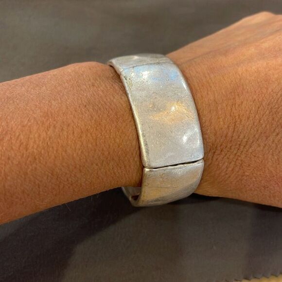 BOMBAY Retired lia sophia Stretch Bracelet Silver Matte silvertone stretch brace - Picture 2 of 6